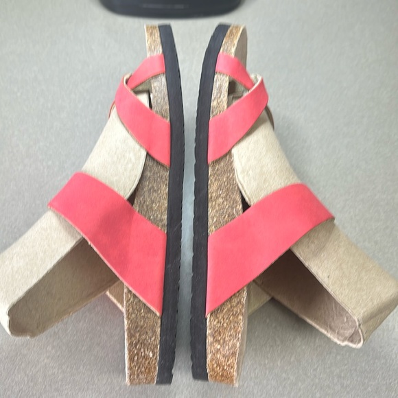 Cliffs by White Mountain. Woman’s Sandel size 8M Coral color / buckle closure - Picture 3 of 11